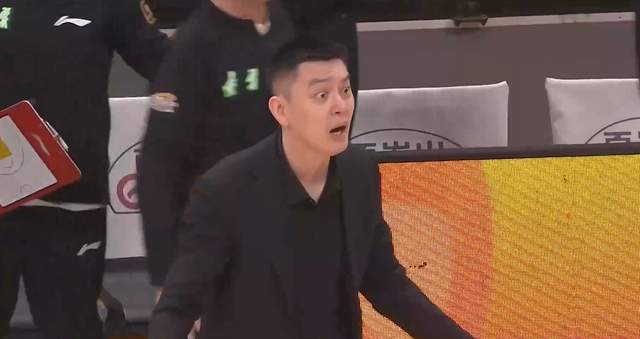 奇异果体育app-真被坑惨了!辽篮还不放弃,带着他奔赴客场,杨鸣还能忍多久?