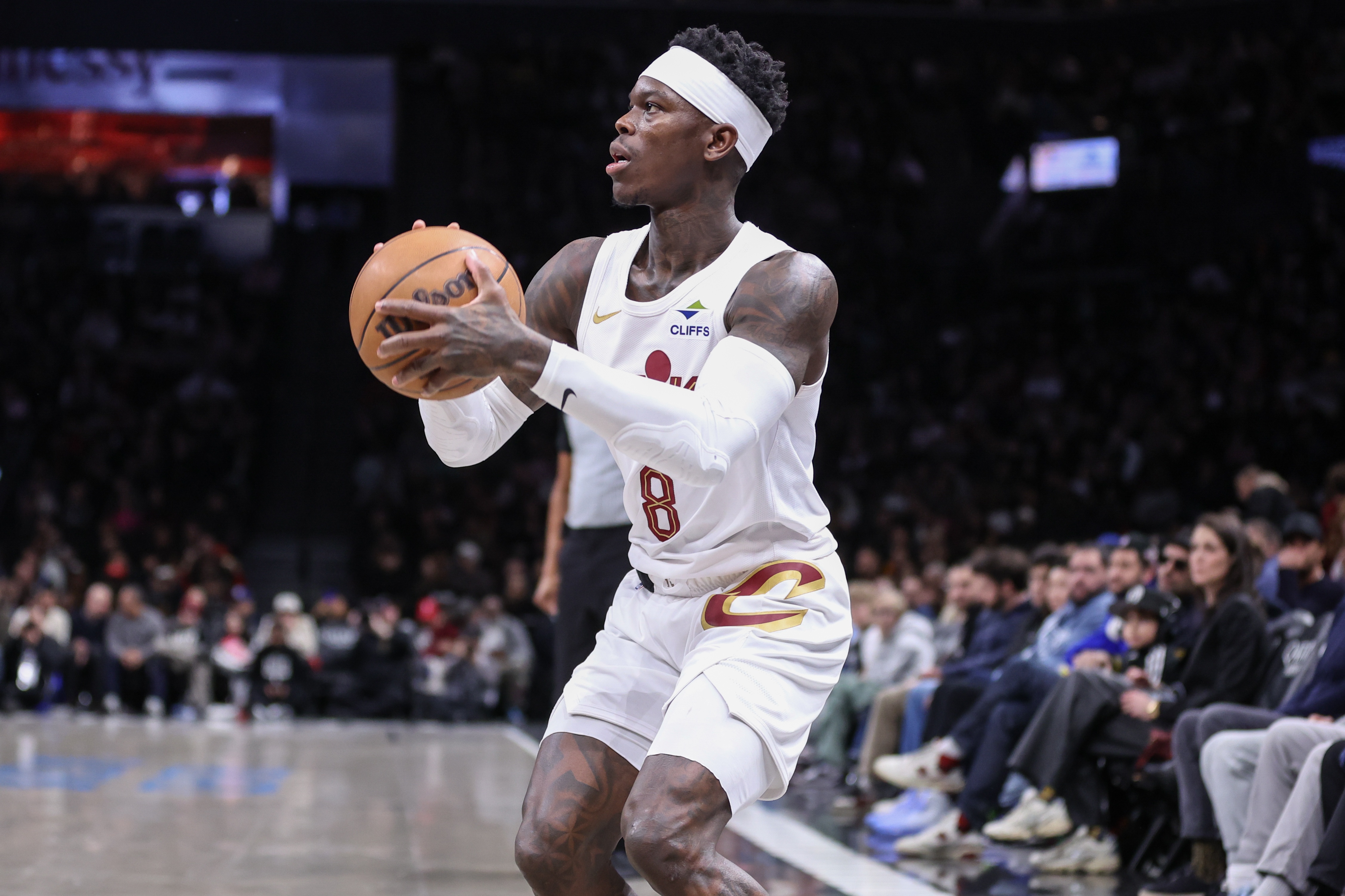 芒果体育-帕森斯:季后赛哈登&米切尔被限制时 施罗德能控球&创造进攻机会